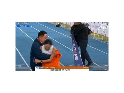 인천마라톤 결승선 신체 접촉 논란 국제적 관심 끌어
