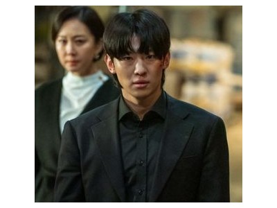 원진아 염정아에게 붙잡힌 채 위기 직면