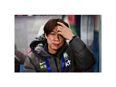 홍명보 감독 색깔 없는 축구로 비판받음