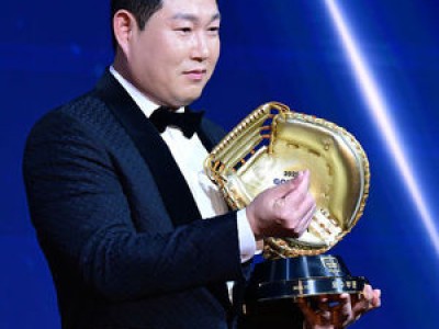 두산 베어스 국민포수 골든글러브 기념상품 출시