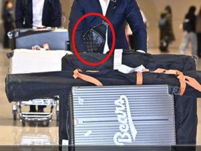 이교훈 공항에서 비밀 가방으로 떠들썩한 반응